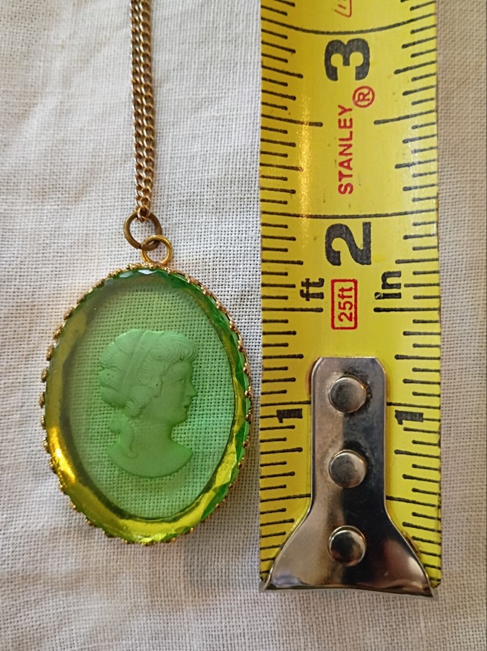 Vintage Green Cameo Pendant Necklace On Gold Tone Chain - Picture 5 of 5